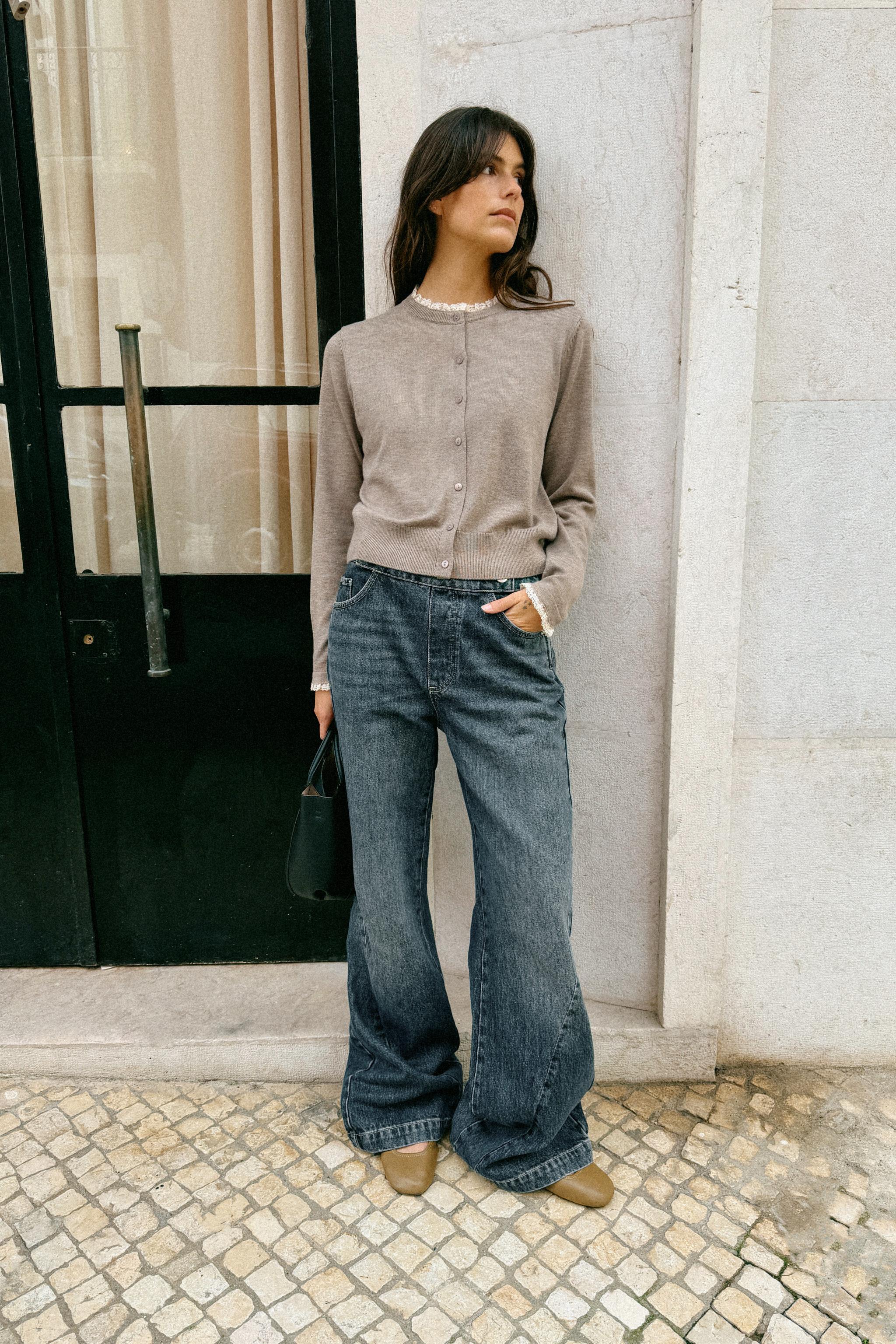 GILET EN MAILLE AVEC FINITIONS DENTELLE